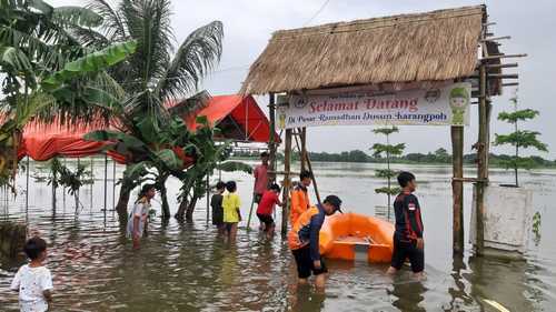 BPBD Gresik Berikan Paket Sembako untuk Warga Terdampak Banjir Bengawan Solo