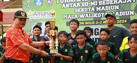 Serahkan Piala, Wali Kota Madiun Tutup Turnamen Sepak Bola Anak