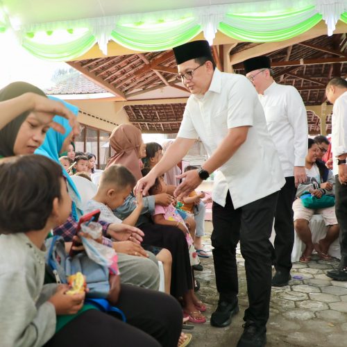 Safari Ramadhan di Kabupaten Kediri, Pj Gubernur Serahkan Santunan 1.000 Anak Yatim