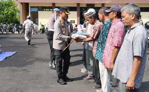 Kepolisiam Resor Bojonegoro Salurkan Zakat Fitrah 689 Paket Beras