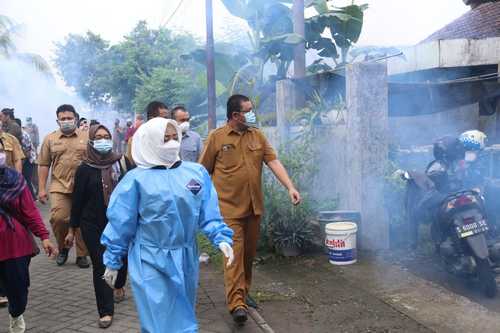 Para prevenir el dengue endémico, el Regente de Mojokerto realiza nebulizaciones masivas