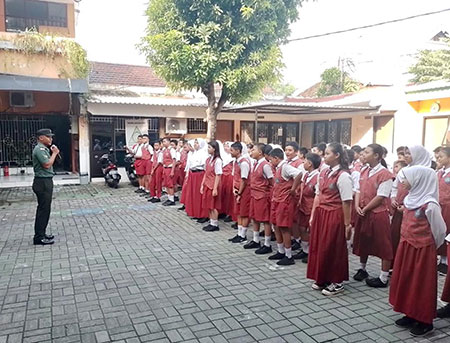 Babinsa Bubutan Latih Kedisiplinan Siswa SDN Tembok Dukuh 3 Surabaya