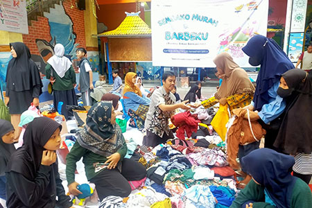 Bazar Sembako SD Muhammadiyah 16 Surabaya Diserbu Warga