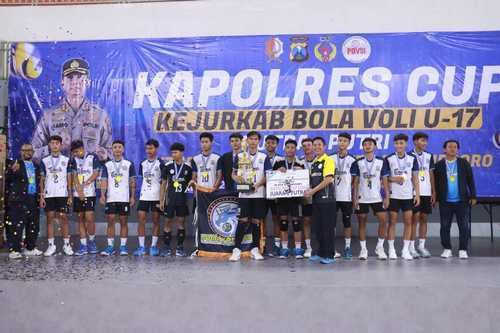 Resmi Berakhir, Kapolres Bojonegoro Serahkan Trophy Juara Turnamen Bola Voli Kapolres Cup 2024