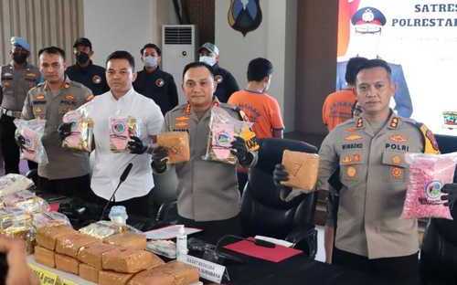 Polrestabes Surabaya Amankan 40 Kilogram Sabu dan Ekstasi Jaringan Sumatera-Jawa