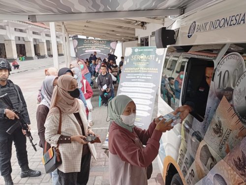 Siapkan Rp800 Juta, Mobil Kas Keliling BI Layani Penukaran Uang Baru di Sunan Ampel Surabaya