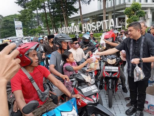 Bagikan 5 Ribu Takjil, National Hospital Edukasi Warga Surabaya tentang Demam Berdarah