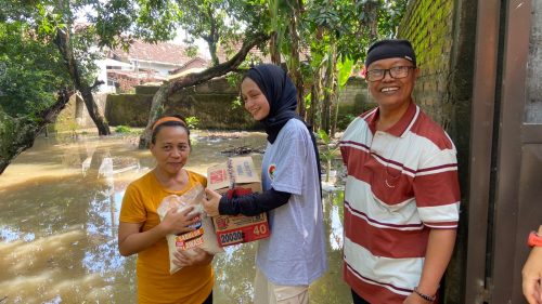 Relawan Suket Teki Nusantara Kirim Bantuan untuk Warga Terdampak Banjir di Kota Kediri
