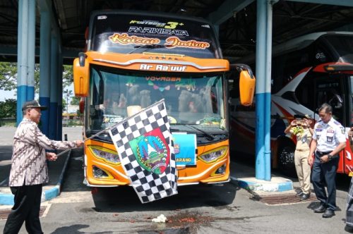 Pj Bupati Jombang Berangkatkan Angkutan Balik Gratis di Terminal Kepuhsari