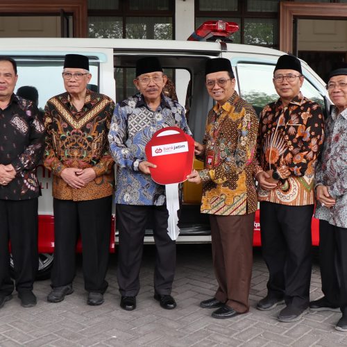 Optimalkan Layanan Kesehatan, Bank Jatim Hibahkan Ambulans ke PMI Jawa Timur