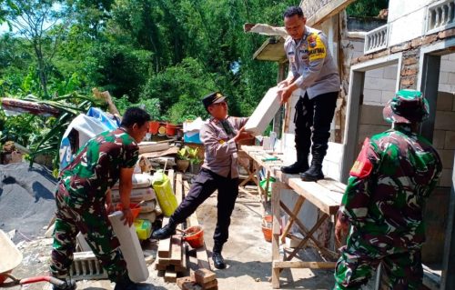 Bentuk Sinergi TNI dan Polri, Wujudkan Bedah Rumah Milik Warga Desa Ampeldento