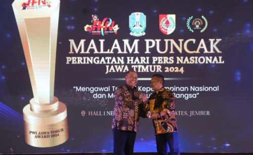 Penjabat Bupati Jombang Terima Award dari PWI Jawa Timur