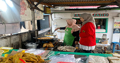 Kurangi Sampah Minyak Jelantah, Mahasiswa Untag Surabaya Edukasi Pedagang Gorengan