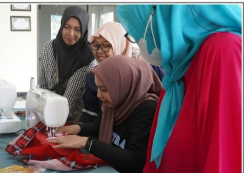 UC Surabaya bersama Kelompok Usaha Bungurasih Handmade, Manfaatkan Kain Perca jadi Sajadah Anak